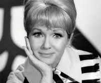 Reynolds’ın film kariyerinin dışında, Debbie Reynolds Dance Studio gibi dans okulları açarak, sanatını genç nesillere aktarmaya devam etmiştir. Ayrıca, Hollywood’un eski yıldızlarından oluşan koleksiyonları ile Hollywood Bulvarı’nda önemli bir iz bırakmıştır.