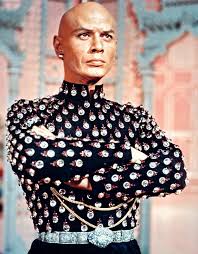 Yul Brynner, yalnızca bir oyuncu değil; tiyatro ve sinema tarihinde benzersiz bir ikondur. Sahnedeki otoritesi, karizması ve kültürler arası kimliğiyle, hem klasik hem de modern sinemaya ilham vermiştir.