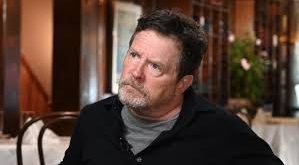 Fox, Parkinson hastalığıyla mücadele eden bireyler için Michael J. Fox Foundation adlı vakfı kurarak araştırmalara milyonlarca dolar destek sağlamıştır. Bu yönüyle sadece bir oyuncu değil, aynı zamanda güçlü bir aktivisttir.