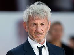 Sean Penn, özel hayatıyla da magazin dünyasının merkezinde yer almıştır. Ünlü şarkıcı Madonna ve oyuncu Robin Wright ile yaptığı evlilikler uzun süre konuşulmuştur.