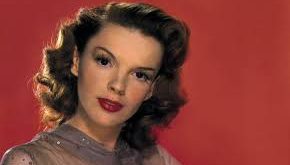 Judy Garland’ın hayatı, başarı kadar zorluklarla da doludur. Genç yaşta şöhretle tanışması, stüdyo baskıları ve sağlık sorunları onun özel hayatını derinden etkilemiştir.