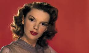 Judy Garland’ın hayatı, başarı kadar zorluklarla da doludur. Genç yaşta şöhretle tanışması, stüdyo baskıları ve sağlık sorunları onun özel hayatını derinden etkilemiştir.