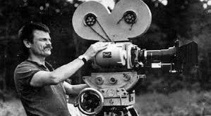Tarkovsky’ye göre sinemanın özü zamandır. Ünlü kitabı Zamanı Yontmak’ta, sinemayı zamanı şekillendiren bir sanat olarak tanımlar. Ona göre yönetmen, zamanı kesip biçerek değil, akışına sadık kalarak sinema üretmelidir.