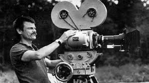 Tarkovsky’ye göre sinemanın özü zamandır. Ünlü kitabı Zamanı Yontmak’ta, sinemayı zamanı şekillendiren bir sanat olarak tanımlar. Ona göre yönetmen, zamanı kesip biçerek değil, akışına sadık kalarak sinema üretmelidir.