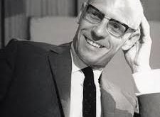 Michel Foucault, belirli bir felsefi akıma tam olarak dahil edilemese de, sıklıkla post-yapısalcı düşünce içinde değerlendirilir.