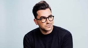 Dan Levy, yalnızca bir komedi oyuncusu değil; kapsayıcı hikâye anlatımının sembol isimlerinden biri olarak kabul edilir. Schitt’s Creek’in yarattığı etki, televizyon dizilerinde temsil anlayışını değiştiren önemli örneklerden biri olmuştur.