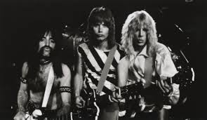Mockumentary sinemasının kökleri 1960’lı ve 1970’li yıllara kadar uzanır. Ancak türün geniş kitlelerce tanınması, 1984 yapımı This Is Spinal Tap filmiyle gerçekleşmiştir. Bu film, rock müzik belgesellerini hicveden yapısıyla mockumentary türünün sinema tarihindeki yerini sağlamlaştırmıştır.