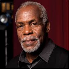 Danny Glover, karakterlerine derinlik kazandıran, duygusal yoğunluğu yüksek performanslarıyla tanınır. Otorite figürlerini, baba rollerini ve dramatik karakterleri başarıyla canlandırması, onu Hollywood’un güvenilir karakter oyuncularından biri yapmıştır.