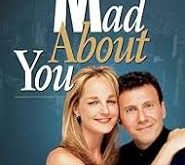 Mad About You, yalnızca bir komedi dizisi değil; aynı zamanda modern evlilik, ilişkiler ve New York yaşamı üzerine sosyolojik bir perspektif sunar.