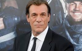 Robert Davi, 1980’li yıllardan itibaren çok sayıda filmde rol aldı. Özellikle aksiyon ve suç türlerinde güçlü karakterlerle hafızalara kazındı.