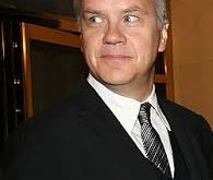 Tim Robbins, uzun yıllar oyuncu Susan Sarandon ile birliktelik yaşamıştır. Çiftin bu ilişkisi Hollywood’un en bilinen birlikteliklerinden biri olmuştur. Robbins, sosyal ve politik konulardaki aktif duruşuyla da tanınır. İnsan hakları ve ifade özgürlüğü gibi konularda görüşlerini açıkça dile getirmektedir.