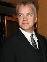 Tim Robbins, uzun yıllar oyuncu Susan Sarandon ile birliktelik yaşamıştır. Çiftin bu ilişkisi Hollywood’un en bilinen birlikteliklerinden biri olmuştur. Robbins, sosyal ve politik konulardaki aktif duruşuyla da tanınır. İnsan hakları ve ifade özgürlüğü gibi konularda görüşlerini açıkça dile getirmektedir.