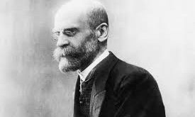 Durkheim’in en bilinen eserlerinden biri olan “Toplumsal İşbölümü Üzerine” adlı çalışmasında, toplumların nasıl bir arada kaldığını açıklamaya çalışmıştır. Bu eserinde iki tür dayanışma tanımlar: