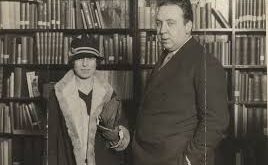 Alma Reville, sinema dünyasında kadınların film yapımındaki etkisini temsil eden öncü figürlerden biridir. Film sektöründe çoğu zaman gölgede kalsa da, senaryo yazımı ve film montajındaki titiz çalışmaları sayesinde Hitchcock filmlerinin kalitesini ve başarısını artırmıştır.