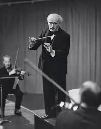 Arturo Toscanini, 20. yüzyılın en ünlü ve en saygın orkestra şeflerinden biri olarak müzik dünyasında önemli bir yer edinmiştir. İtalyan doğumlu olan Toscanini, olağanüstü müzikal zekası, yönetim yetenekleri ve sert yaklaşımıyla tanınır. Toscanini'nin yönettiği orkestralar, sadece müzikal disiplinleriyle değil, aynı zamanda yenilikçi yorumlarıyla da dikkat çekmiştir.