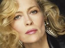 Faye Dunaway, sinema tarihinde yalnızca bir yıldız değil, bir dönemi tanımlayan bir figürdür. Cesur rol seçimleri, yoğun oyunculuğu ve unutulmaz filmleriyle Hollywood’un en etkileyici kadın oyuncularından biri olarak anılmaya devam etmektedir.