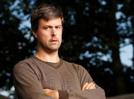 David Szalay, çağdaş İngiliz edebiyatının en önemli temsilcilerinden biri olarak edebiyat dünyasında güçlü bir yer edinmiştir. Karakter odaklı anlatımı ve derinlemesine psikolojik çözümlemeleriyle, insanın içsel dünyasını keşfetmeye devam etmektedir.