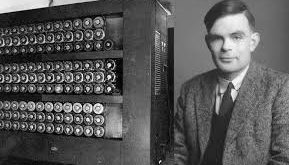 Alan Turing, modern bilgisayar biliminin temellerini atan, yapay zekanın öncüsü ve matematiksel mantık üzerine yaptığı çalışmalarla teknoloji dünyasına yön veren bir dahi olarak tarihe geçmiştir. 1912 yılında İngiltere’nin Londra şehrinde doğan Turing, özellikle matematiksel mantık ve kriptografi alanlarında devrim niteliğinde keşiflerde bulunmuş, aynı zamanda Turing makinesi olarak bilinen teorik bir cihazla bilgisayar biliminin temellerini atmıştır.