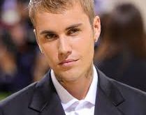 Justin Bieber’ın müzik yolculuğu, 13 yaşında YouTube’a yüklediği şarkı videolarıyla başladı. Menajeri Scooter Braun’un dikkatini çeken Bieber, 2008 yılında Usher ile anlaşma yaparak müzik kariyerine hızlı bir başlangıç yaptı. İlk albümü "My World" 2009 yılında yayımlandı ve dünya çapında büyük bir başarı yakaladı.