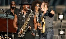 Clarence Clemons, 1942 yılında Georgia’nın, "Temple" kasabasında doğdu. Genç yaşlarda müziğe ilgi duymaya başlayan Clemons, başlangıçta gospel müziği ve caz ile tanıştı. Ailesinin müziğe olan ilgisi, Clemons’ın yeteneğini erken yaşlarda fark etmesine olanak sağladı.