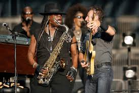 Clarence Clemons, 1942 yılında Georgia’nın, "Temple" kasabasında doğdu. Genç yaşlarda müziğe ilgi duymaya başlayan Clemons, başlangıçta gospel müziği ve caz ile tanıştı. Ailesinin müziğe olan ilgisi, Clemons’ın yeteneğini erken yaşlarda fark etmesine olanak sağladı.