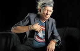 Keith Richards, müziğiyle rock’n’roll’u yeniden tanımlayan ve bu türü bir üst seviyeye taşıyan efsanevi bir sanatçıdır. The Rolling Stones ile birlikte oluşturduğu efsanevi şarkılar, dünya çapında milyonlarca insana ulaşmış ve ona müzik dünyasının en büyük isimlerinden biri olma unvanını kazandırmıştır. Hem grubunun hem de solo kariyerinin getirdiği başarılarla, Keith Richards, rock müziğinin tarihindeki yerini her zaman sağlam tutacak bir figürdür.
