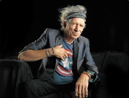 Keith Richards, müziğiyle rock’n’roll’u yeniden tanımlayan ve bu türü bir üst seviyeye taşıyan efsanevi bir sanatçıdır. The Rolling Stones ile birlikte oluşturduğu efsanevi şarkılar, dünya çapında milyonlarca insana ulaşmış ve ona müzik dünyasının en büyük isimlerinden biri olma unvanını kazandırmıştır. Hem grubunun hem de solo kariyerinin getirdiği başarılarla, Keith Richards, rock müziğinin tarihindeki yerini her zaman sağlam tutacak bir figürdür.