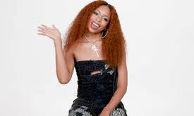 Ravyn Lenae, müziğe olan ilgisini küçük yaşlardan itibaren keşfetmiş ve bu ilgisini profesyonel bir kariyere dönüştürmüştür. Müzikal kariyerine 2015 yılında adım atmaya başlayan Lenae, ilk teklisi "Sunshine" ile dikkatleri üzerine çekmiştir.