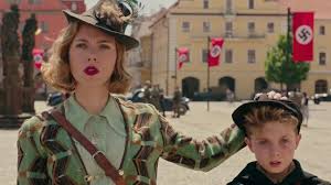 Tavşan Jojo, savaş temalı filmler arasında farklı tonuyla ayrışır. Alışılmış dramatik yoğunluk yerine mizahı araç olarak kullanması, filmi modern sinema içinde özgün bir yere taşır.