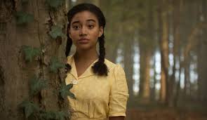 Where Hands Touch’ta kullanılan renk paleti, ışık kullanımı ve mekan seçimleri, filmin temposunu ve ruhunu belirlemiştir. Savaşın karanlık atmosferi, filmdeki gri tonlar ve koyu renkler ile pekiştirilirken, aşkın teması, daha sıcak ve yumuşak ışıklarla desteklenir.