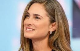 Lauren Bush, 25 Haziran 1984’te Texas, Amerika'da doğdu. Bush ailesi, Amerika’nın en tanınan siyaset ailelerinden biri olmasına rağmen, Lauren, büyüdüğü ortamdan farklı olarak kendi yolunu seçmiştir. Ünlü babası ve amcası ile dikkat çeken Lauren, bu şöhretin getirdiği baskılardan sıyrılarak, moda dünyasında kendine bir kimlik yaratmaya karar vermiştir.