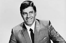 Jerry Lewis’in komediye olan ilgisi, çocukluk yıllarına kadar uzanır. Ailesi, o dönem New York'un eğlence sektörüne yakın bir hayat sürmekteydi. Babasının vaudeville şovlarında sahne alması, Jerry’nin de sahneye olan ilgisini tetiklemiştir. Lewis, genç yaşlarda komik skeçler ve ses taklitleri yaparak gösteri dünyasına adım atmıştır.