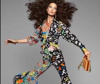 Shalom Harlow, hızla moda dünyasında adını duyurdu ve kısa sürede, Karl Lagerfeld, Gianni Versace, Jean-Paul Gaultier, Chanel gibi dünyanın en prestijli markalarıyla çalışmaya başladı. Onun özverili ve özgün tarzı, onu moda dünyasında önemli bir figür haline getirdi. Shalom, sadece defilelerde boy göstermekle kalmamış, aynı zamanda ünlü markaların reklam kampanyalarında da yer alarak, kendini farklı bir alanda da tanıtmıştır.