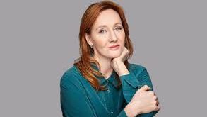 Rowling, yazarlık kariyerine genç yaşlarda ilgi duymaya başladı ancak ilk büyük çıkışını "Harry Potter and the Philosopher's Stone" (1997) adlı eseriyle yaptı. Bu kitap, Hogwarts'a yeni gelen bir çocuğun, büyü dünyasında yaşadığı maceraları anlatırken, aynı zamanda arkadaşlık, cesaret, sadakat ve adalet gibi evrensel temaları işler. Kitap, yayımlandıktan sonra büyük bir ilgi gördü ve dünya çapında milyonlarca kopya sattı.