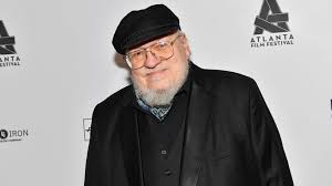 George Raymond Richard Martin, kısaca George R. R. Martin, Amerikalı bir yazar, senarist ve editördür. 20 Eylül 1948 doğumlu olan Martin, özellikle epik fantezi türündeki A Song of Ice and Fire adlı serisiyle dünya çapında tanınır. Bu seri, televizyon uyarlaması Game of Thrones ile de büyük bir popülerlik kazanmış ve Martin’i modern edebiyatın en etkili isimlerinden biri yapmıştır. Yazarın eserleri, zengin karakter derinlikleri, karmaşık politik ilişkiler ve sürükleyici hikaye örgüleriyle dikkat çeker.