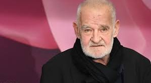 Béla Tarr, 21 Temmuz 1955’te Macaristan’ın Pécs kentinde doğmuştur. Sinemaya oldukça genç yaşta ilgi duymaya başlayan Tarr, ilk filmlerini amatör imkânlarla çekmiş; toplumsal gerçekçi bir çizgiden yola çıkarak zamanla kendine özgü, minimalist ve metafizik bir sinema dili geliştirmiştir.