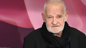 Béla Tarr, 21 Temmuz 1955’te Macaristan’ın Pécs kentinde doğmuştur. Sinemaya oldukça genç yaşta ilgi duymaya başlayan Tarr, ilk filmlerini amatör imkânlarla çekmiş; toplumsal gerçekçi bir çizgiden yola çıkarak zamanla kendine özgü, minimalist ve metafizik bir sinema dili geliştirmiştir.