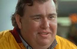 John Candy, 80’ler ve 90’lar komedi sinemasının şekillenmesinde önemli rol oynamıştır. Filmleri bugün hâlâ ilgiyle izlenmekte, yeni kuşak izleyiciler tarafından keşfedilmektedir.
