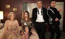 Schitt’s Creek ilerledikçe Moira, bu performatif kimliği gevşetmek zorunda kalır. Sahici temas, rolü sürdürülemez kılar.