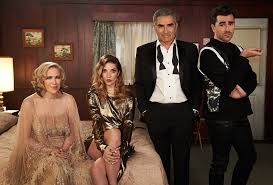 Schitt’s Creek ilerledikçe Moira, bu performatif kimliği gevşetmek zorunda kalır. Sahici temas, rolü sürdürülemez kılar.