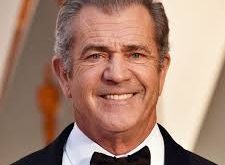 Mel Gibson’ın kariyeri, zaman zaman özel hayatı ve kamuoyuna yansıyan açıklamaları nedeniyle ciddi tartışmalara sahne olmuştur. Bu durum, Hollywood’daki konumunu geçici olarak zayıflatmış olsa da, ilerleyen yıllarda projelerle yeniden sektörde yer almayı başarmıştır.