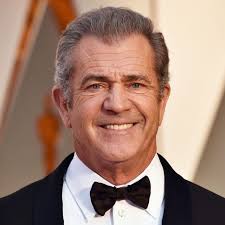 Mel Gibson’ın kariyeri, zaman zaman özel hayatı ve kamuoyuna yansıyan açıklamaları nedeniyle ciddi tartışmalara sahne olmuştur. Bu durum, Hollywood’daki konumunu geçici olarak zayıflatmış olsa da, ilerleyen yıllarda projelerle yeniden sektörde yer almayı başarmıştır.