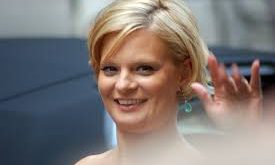 Martha Campbell Plimpton, 16 Kasım 1970 tarihinde New York’ta dünyaya geldi. Sanatla iç içe bir ailede büyüdü; babası ünlü aktör Keith Carradine, annesi ise oyuncu Shelley Plimpton’dır. Bu çevre, onun küçük yaşlarda tiyatro ve sinema ile tanışmasını sağladı.