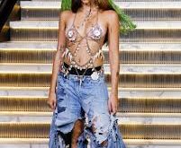 Lourdes Leon ve Madonna ilişkisi, medya tarafından her zaman merak konusu olmuştur. Madonna’nın kızı olarak büyümenin getirdiği ilgiye rağmen, Lourdes kendi sanat anlayışını oluşturmayı başarmıştır.