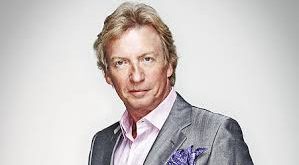 Nigel Lythgoe, özel hayatında da zaman zaman magazin gündemine gelmiştir. Ancak kariyerine odaklı bir yaşam sürdürmüş ve daha çok televizyon projeleriyle anılmıştır. Sanat ve dans alanındaki deneyimi, profesyonel kimliğinin temelini oluşturmaktadır.