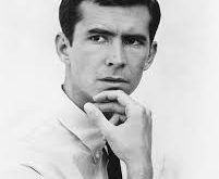 Anthony Perkins, psikolojik gerilim ve korku türlerine kattığı derinlik, çok yönlü oyunculuk yeteneği ve ikonik karakterleriyle Hollywood tarihinin önemli figürlerinden biridir. Norman Bates rolü, onu sadece bir film yıldızı değil, kültürel bir ikon haline getirmiştir.