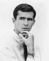 Anthony Perkins, psikolojik gerilim ve korku türlerine kattığı derinlik, çok yönlü oyunculuk yeteneği ve ikonik karakterleriyle Hollywood tarihinin önemli figürlerinden biridir. Norman Bates rolü, onu sadece bir film yıldızı değil, kültürel bir ikon haline getirmiştir.