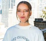 Young Miko’nun müzik yolculuğu, 2019 yılında yayımladığı ilk şarkılarıyla başlamıştır. Miko’nun müziği, başlangıçta sosyal medya platformlarında yayımladığı videolar ve şarkılarla dikkatleri üzerine çekmiştir. Hızla büyüyen takipçi kitlesi ve müzik eleştirmenlerinin ilgisi, Miko’nun daha geniş bir kitleye hitap etmesini sağlamıştır.