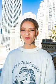 Young Miko’nun müzik yolculuğu, 2019 yılında yayımladığı ilk şarkılarıyla başlamıştır. Miko’nun müziği, başlangıçta sosyal medya platformlarında yayımladığı videolar ve şarkılarla dikkatleri üzerine çekmiştir. Hızla büyüyen takipçi kitlesi ve müzik eleştirmenlerinin ilgisi, Miko’nun daha geniş bir kitleye hitap etmesini sağlamıştır.