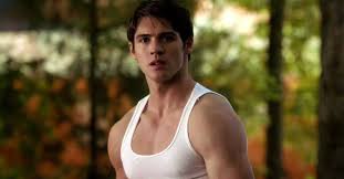 Steven R. McQueen, Hollywood efsanesi Steve McQueen’in torunu olmasının ötesinde, özellikle televizyon dünyasında kendine sağlam bir yer edinmiş bir oyuncudur.